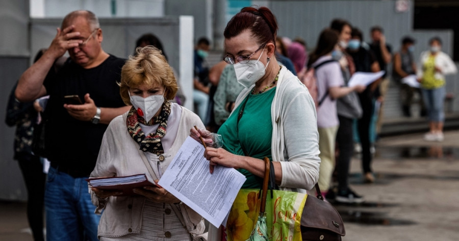 Người dân xếp hàng bên ngoài trung tâm tiêm vaccine ngừa Covid-19 tại Công viên Sokolniki ở thủ đô Moscow của Nga. Ảnh: AFP