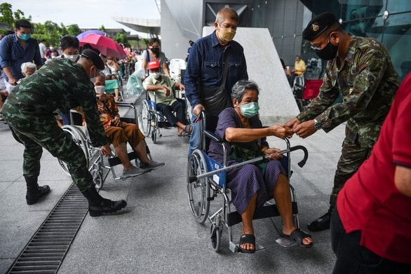 Thái Lan thử nghiệm chung sống với COVID-19 Bangkok kẹt xe lại từ sáng - Ảnh 1.