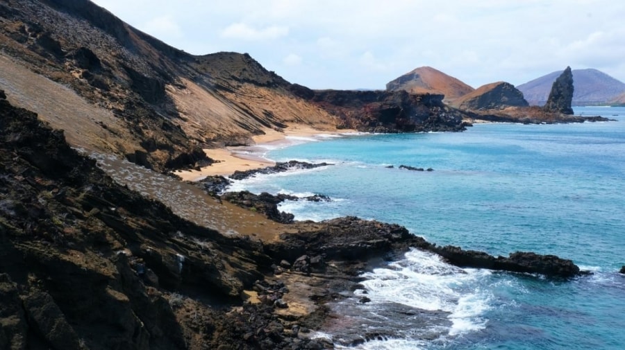 Quần đảo Galapagos (Ecuador) cách bờ biển Nam Mỹ gần 1.000 km. Để đến thành phố gần nhất là Guayaquil, bạn sẽ phải đi gần 3 giờ. Vị trí biệt lập của quần đảo giúp du khách rời xa cuộc sống bận rộn để khám phá vùng đất hấp dẫn nhất thế giới về đa dạng sinh học. Du khách có thể chiêm ngưỡng những con rùa khổng lồ, cự đà, chim cánh cụt và rất nhiều loài đặc hữu.