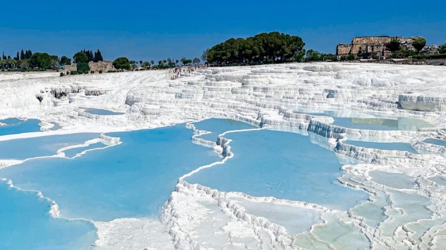 Các hồ bơi nước nóng ở Pamukkale, Thổ Nhĩ Kỳ được coi là một trong những nơi đẹp nhất trên thế giới. Pamukkale nghĩa là 