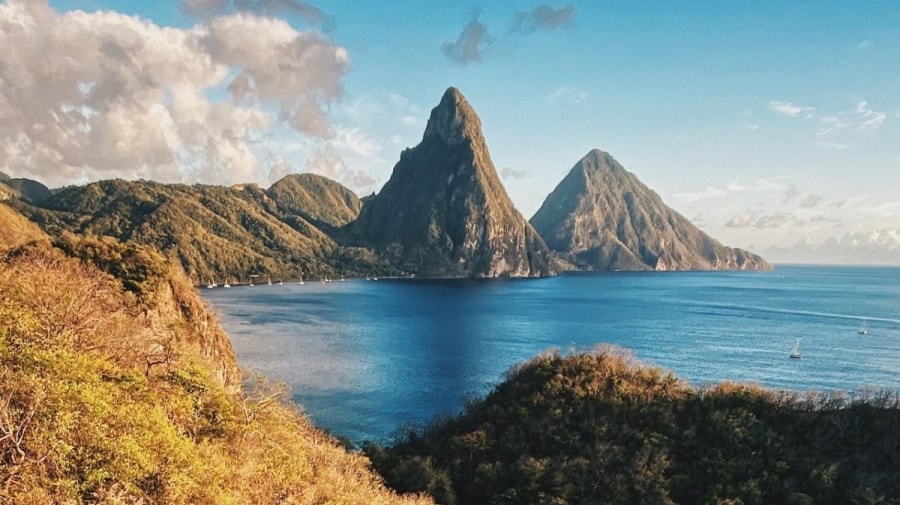 Pitons (St Lucia) được bao quanh bởi các suối nước nóng, các khu tắm bùn giàu khoáng chất và những cánh rừng tươi tốt. Du khách có thể tham quan khu vực này bằng cách đi bộ đường dài xuyên rừng hoặc đi thuyền quanh hòn đảo. Các rạn san hô bao phủ gần 60% diện tích biển tại đây, mang đến cho những người đam mê thể thao dưới nước cơ hội chiêm ngưỡng hơn 200 loài sinh vật biển. Tốc độ internet tại Pitons chậm nhất trong danh sách này, bạn sẽ không có lựa chọn nào khác ngoài việc ngắt kết nối và thưởng thức phong cảnh tự nhiên./.