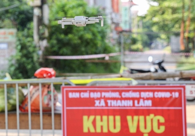 Cận cảnh giám sát hàng ngàn dân khu vực phong toả bằng flycam, ai vi phạm bị phạt nguội - Ảnh 7.