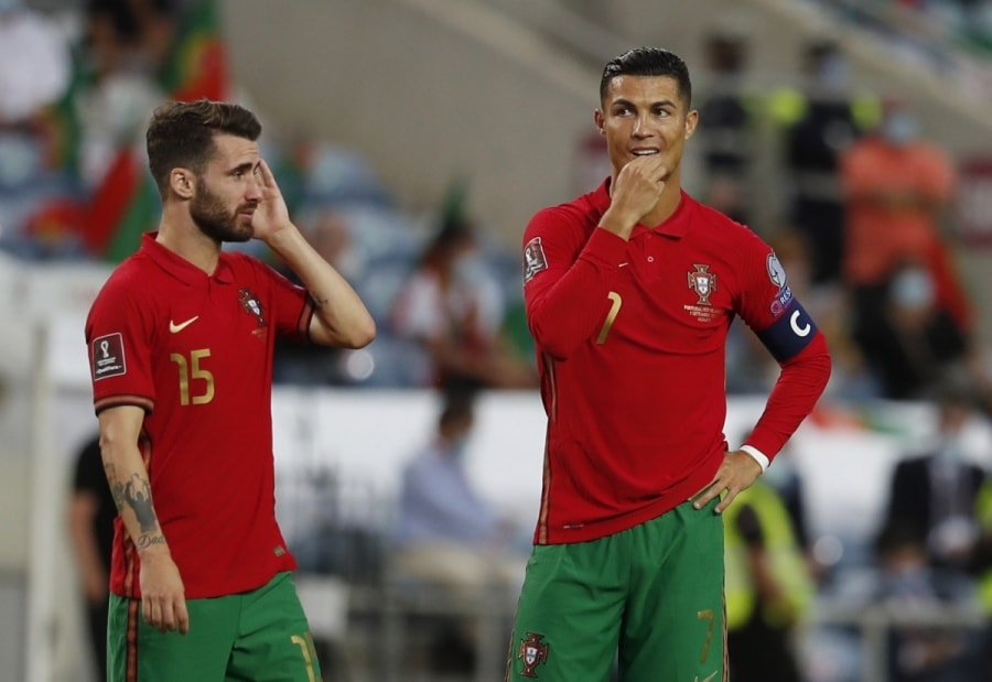 Ronaldo thất vọng khi đá hỏng phạt đền đầu trận. (Ảnh: Reuters). 