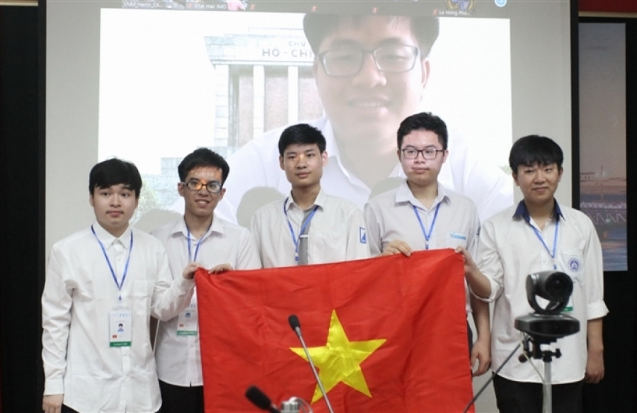 Các thành viên đội tuyển Việt Nam dự Olympic Toán học quốc tế năm 2021.