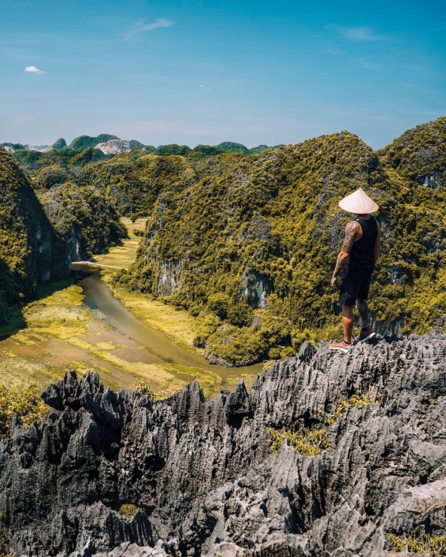 Steven D'Avignon là người gốc Pháp, đang sinh sống tại Québec, Canada. Anh là một nhiếp ảnh gia, nhà làm phim chuyên về chụp ảnh từ trên cao và phong cảnh. Trong 14 năm qua, Steven D’Avignon đã đặt chân tới nhiều quốc gia và những nơi anh ấn tượng nhất là New York (Mỹ), Bali (Indonesia) và Việt Nam.