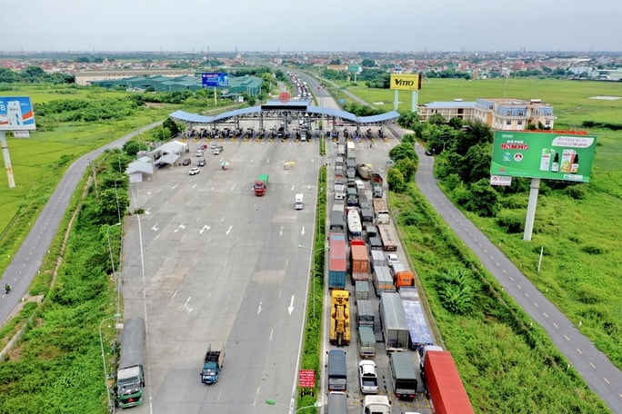 CLIP: Hàng trăm phương tiện đứng “chôn chân” cả 1 km, chốt kiểm soát trên cao tốc Pháp Vân-Cầu Giẽ phải “xả trạm” - Ảnh 2.