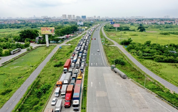 CLIP: Hàng trăm phương tiện đứng “chôn chân” cả 1 km, chốt kiểm soát trên cao tốc Pháp Vân-Cầu Giẽ phải “xả trạm” - Ảnh 3.