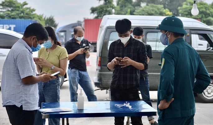 CLIP: Hàng trăm phương tiện đứng “chôn chân” cả 1 km, chốt kiểm soát trên cao tốc Pháp Vân-Cầu Giẽ phải “xả trạm” - Ảnh 16.