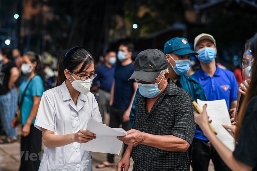 Hang nghin nguoi dan Thu do di tiem vaccine ngay trong dem hinh anh 4