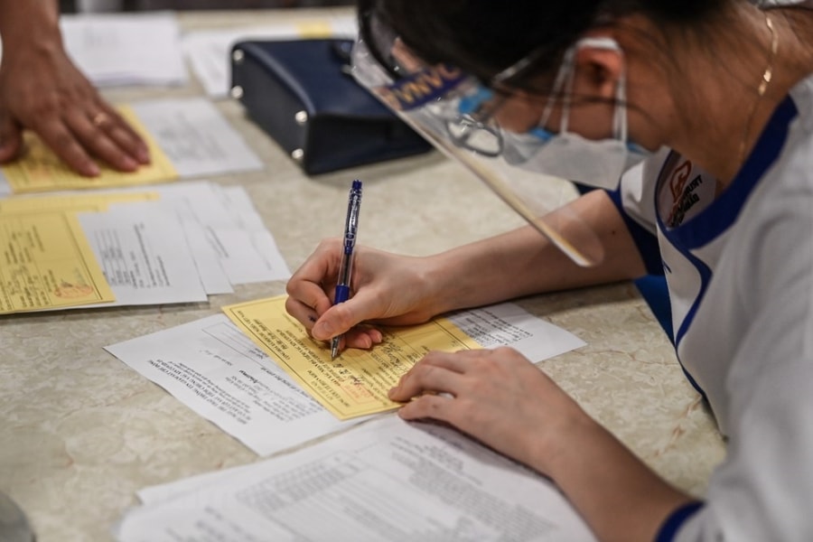 Hang nghin nguoi dan Thu do di tiem vaccine ngay trong dem hinh anh 7