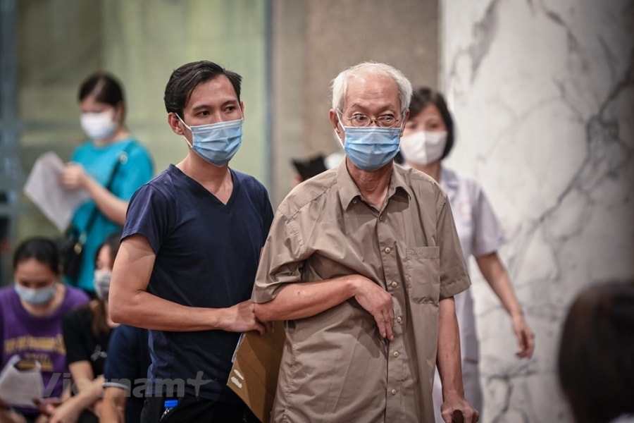 Hang nghin nguoi dan Thu do di tiem vaccine ngay trong dem hinh anh 8