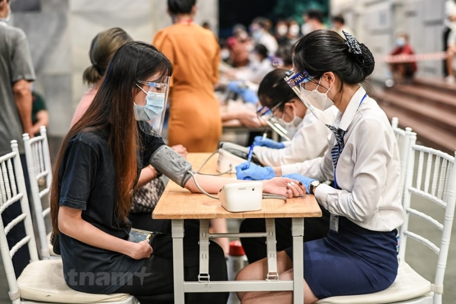 Hang nghin nguoi dan Thu do di tiem vaccine ngay trong dem hinh anh 9