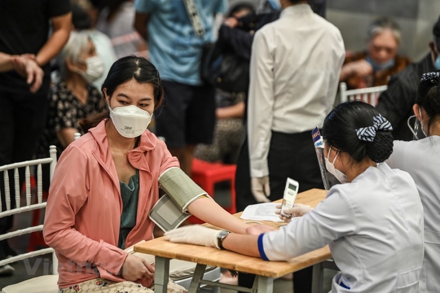 Hang nghin nguoi dan Thu do di tiem vaccine ngay trong dem hinh anh 10