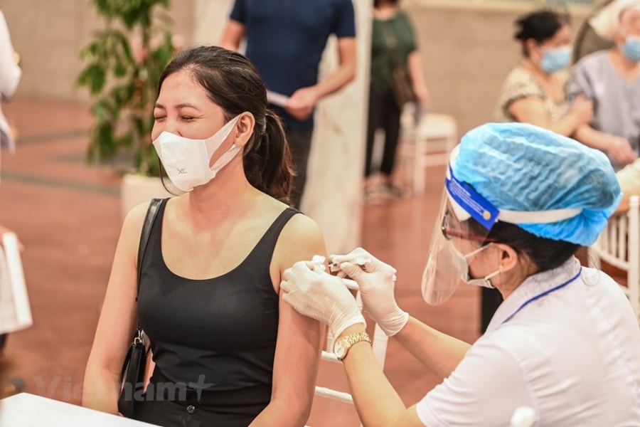 Hang nghin nguoi dan Thu do di tiem vaccine ngay trong dem hinh anh 14