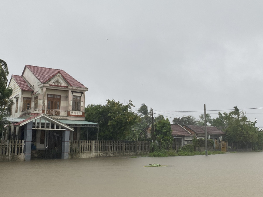 Mưa xối xả ở Quảng Ngãi, Quảng Nam, di dời hàng ngàn dân - Ảnh 8.