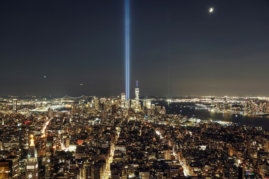 ‘Tòa tháp đôi’ chiếu sáng bầu trời New York tưởng niệm nạn nhân sự kiện 11-9 - Ảnh 3.