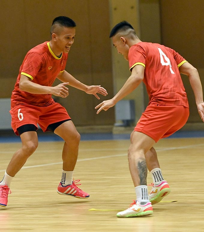 Các tuyển thủ đội futsal Việt Nam có được tinh thần thoải mái trước đối thủ lớn Brazil - ẢNH: QUANG THẮNG