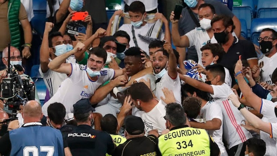 Vinícius Júnior ăn mừng bàn thắng với các cổ động viên (Ảnh: Reuters).