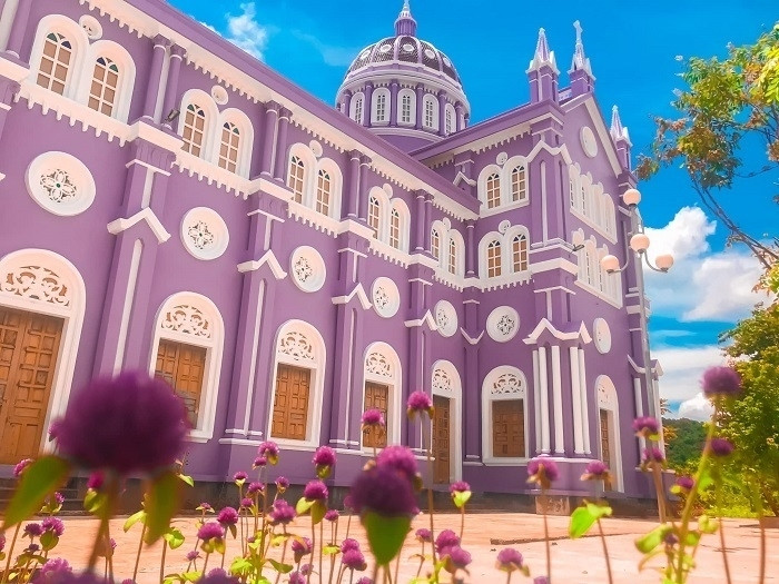 Về Nghệ An, ghé thăm nhà thờ màu tím ngọt ngào như bước ra từ cổ tích  - 2