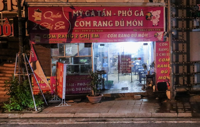CLIP: Hàng quán ở Hà Nội tất bật xuyên đêm dọn dẹp chờ bán trở lại - Ảnh 15.