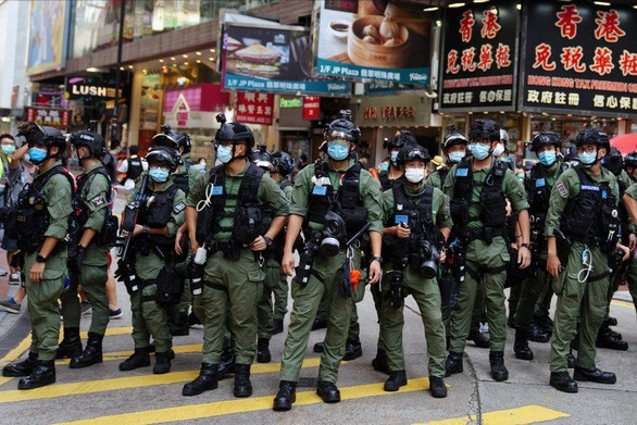 Bầu cử ở Hong Kong: Cảnh sát đông hơn người đi bỏ phiếu - Ảnh 1.