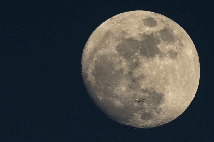 Mặt Trăng không hoàn toàn tròn. Trên thực tế, Mặt Trăng không đối xứng. Khi nhìn bằng mắt thường, Mặt Trăng có vẻ đẹp tròn trịa, nhưng thực ra nó không hoàn toàn như vậy. Lực hấp dẫn của Trái Đất có thể là nguyên nhân gây ra sự không đối xứng của Mặt Trăng.