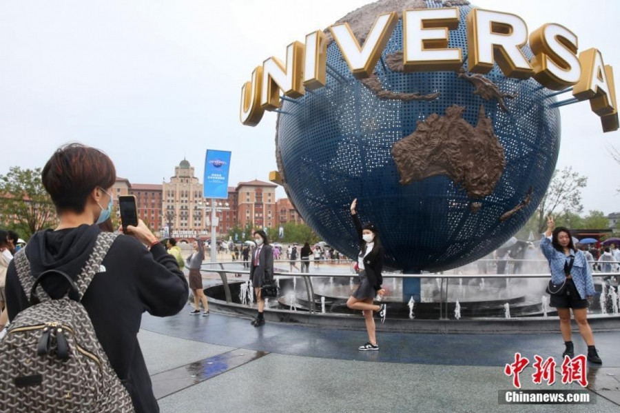 Công viên giải trí Universal Studios lớn nhất thế giới ở thủ đô Bắc Kinh trong ngày chính thức mở cửa đón khách. Ảnh: Chinanews.