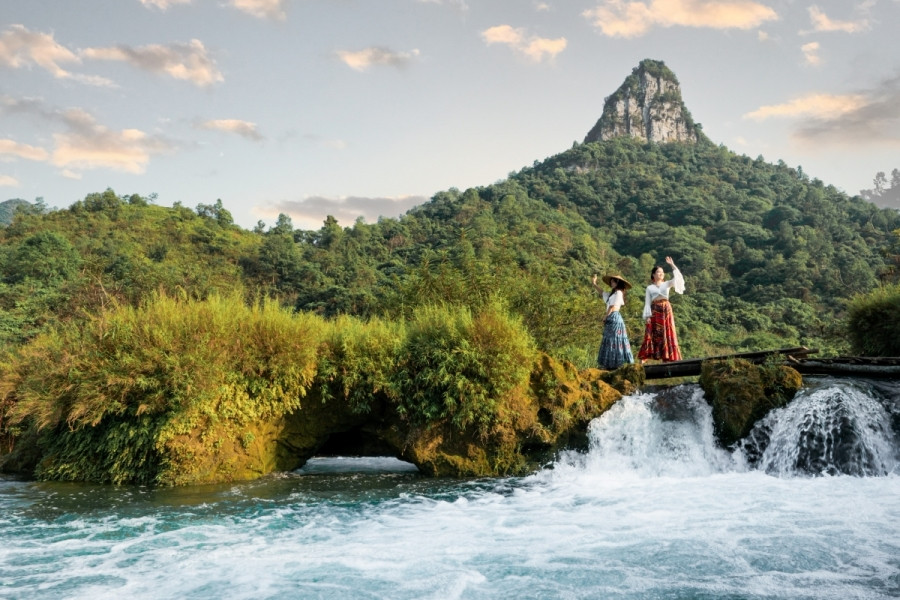 Trong khu vực trải dài khoảng 1km quanh thác Hoa là những hồ nước xanh trong, núi non hùng vĩ và cây cối um tùm.