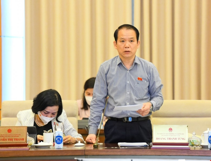 Chủ nhiệm Ủy ban Pháp luật của Quốc hội Hoàng Thanh Tùng - Phó Trưởng đoàn Thường trực Đoàn giám sát trình bày các văn bản liên quan. Ảnh: Quốc hội