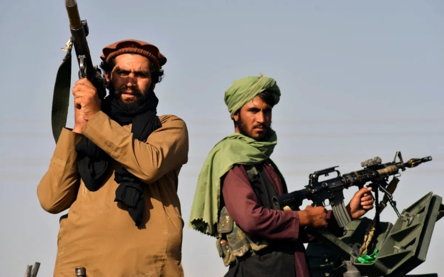 Chiến binh Taliban cầm súng trên xe thiết giáp sau khi chiếm được Afghanistan. Ảnh: AFP.