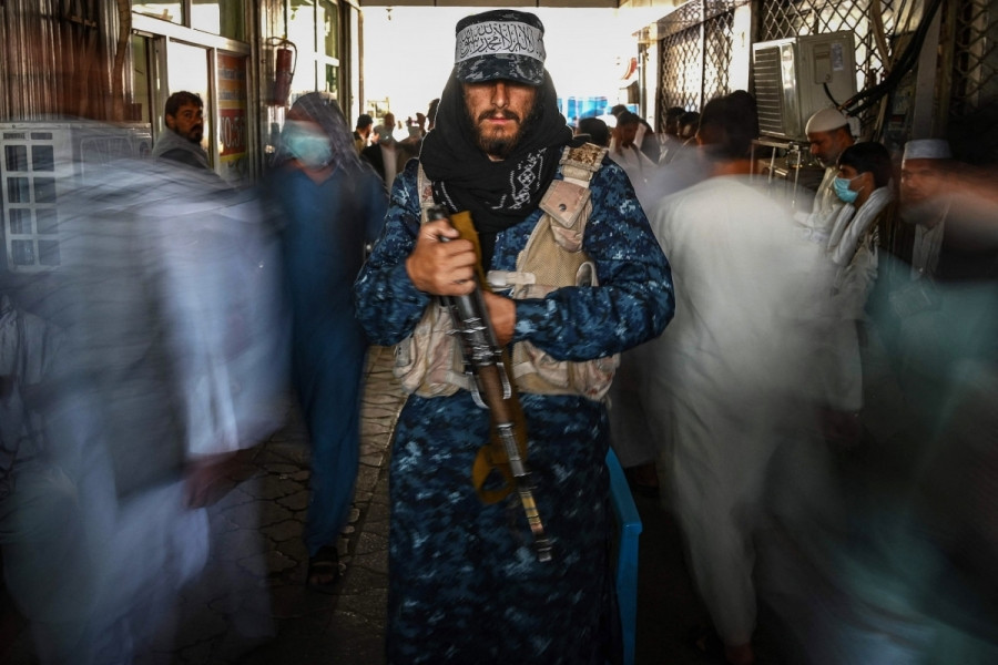 Một tay súng Taliban đứng canh gác ở một khu chợ tại kabul, Afghanistan ngày 5/9. Ảnh: AFP