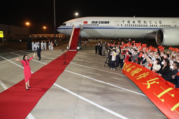 Vì sao bà Mạnh Vãn Chu được chào đón với thảm đỏ hoành tráng như lãnh đạo quốc gia? - Ảnh 1.