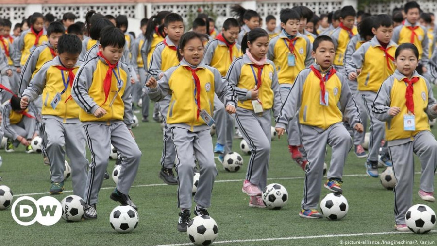 Bóng đá được đưa vào trường học với 20.000 học viện bóng đá xuất hiện nhằm có được các tài năng bóng đá