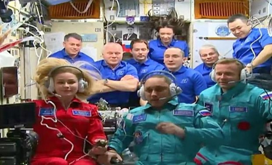 Hàng trên (áo xanh) từ trái qua phải: Shane Kimbrough, Oleg Novitskiy, Thomas Pesquet, Megan McArthur, Pyotr Dubrov, Mark Vende Hei and Akihiko Hoshide. Hàng dưới từ trái qua phải: nữ diễn viên Yulia Peresild, chỉ huy tàu Soyuz Anton Shkaplerov và đạo diễn Klim Shipenko. Ảnh: NASA