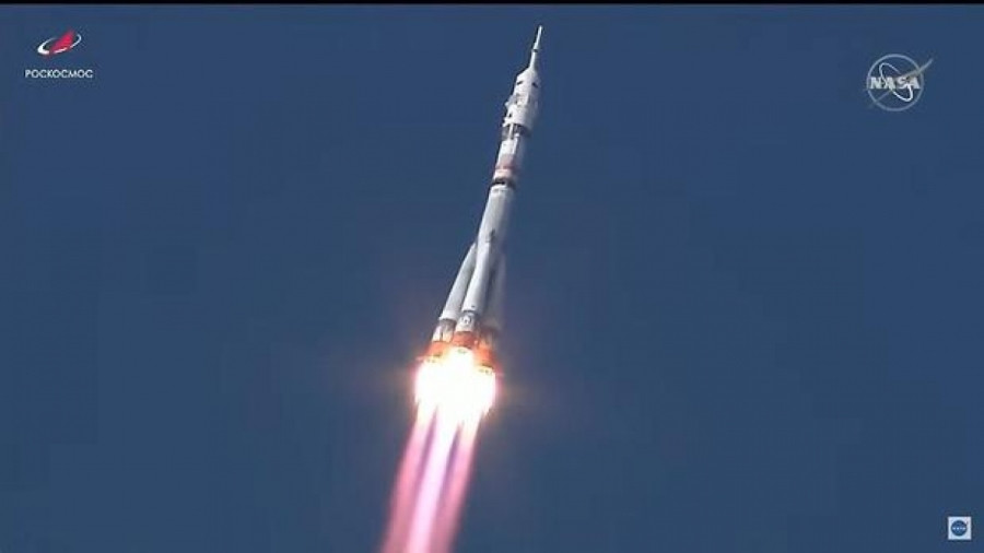 Tên lửa Soyuz 2.1a đẩy tàu vũ trụ Soyuz vào quỹ đạo, đưa một cựu phi hành gia Nga, một nữ diễn viên và một đạo diễn tới ISS. Ảnh: NASA