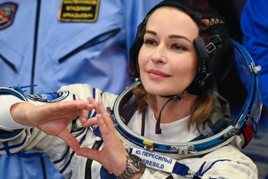 Nữ diễn viên Yulia Peresild trong bộ trang phục phi hành gia tại Baikonur, Kazakhstan trước khi lên ISS ngày 5/10/2021. Ảnh: AP