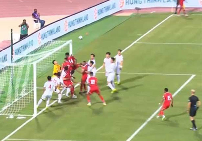 Cầu thủ Việt Nam bị động trong chống phạt góc trước Oman 