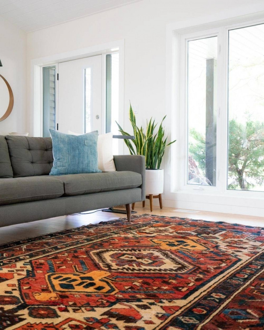 Nếu gia đình bạn sử dụng sàn gỗ thì một chiếc thảm trải sàn sẽ giúp cho sàn gỗ bền lâu hơn và tránh được những vết xước không mong muốn.