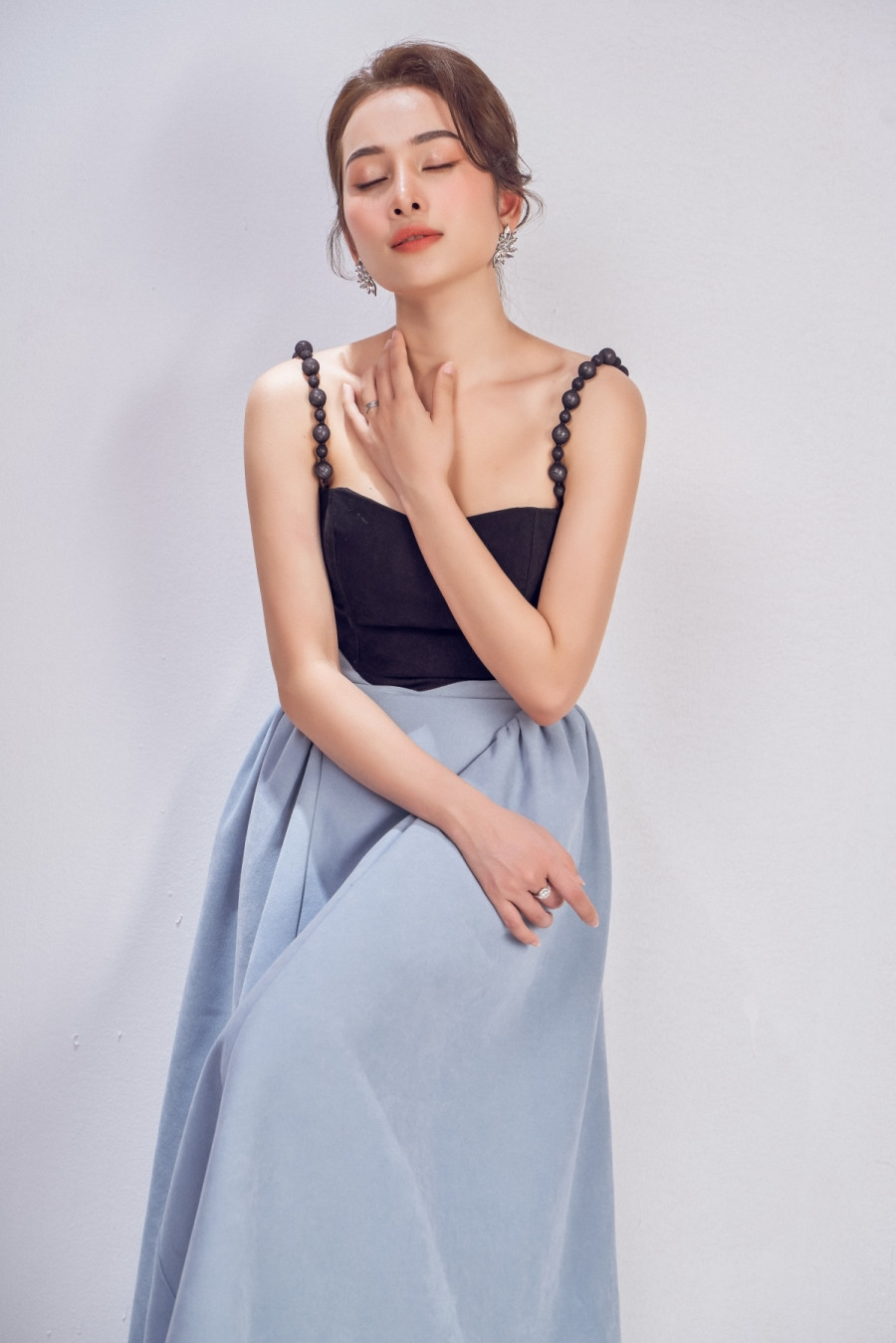 Với lối trang điểm màu cam hợp mốt, Sara Lưu khoe nhan sắc nhẹ nhàng, ngày càng mặn mà sau khi lên chức mẹ.