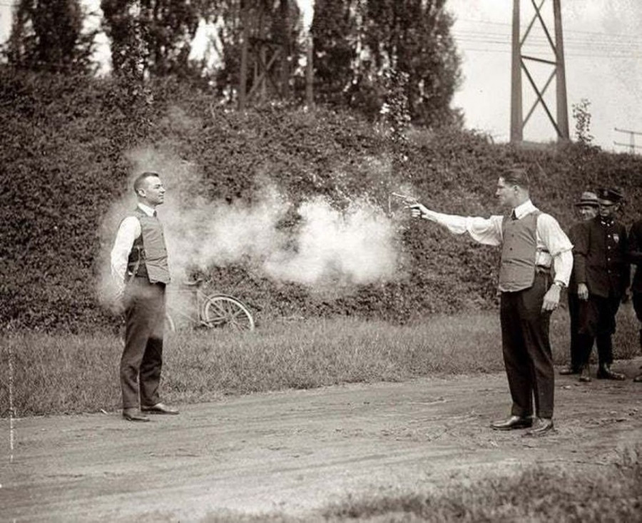 Thử áo chống đạn. Trong ảnh là cuộc thử nghiệm áo chống đạn trọng lượng nhẹ tối tân cho cảnh sát Tập đoàn may mặc bảo hộ ở New York năm 1923.
