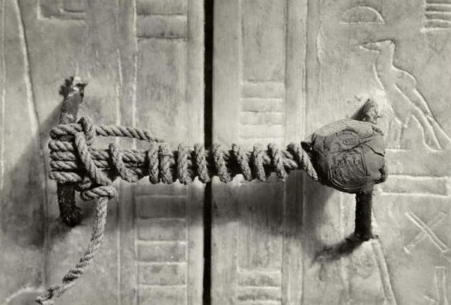 Con dấu lăng mộ Tutankhamen. Một trong những ngôi mộ pharaoh Ai Cập nổi tiếng nhất chắc chắn là lăng mộ của Tutankhamen, được mở cửa vào ngày 17/2/1923. Các nhà khoa học ước tính ngôi mộ vẫn còn nguyên vẹn trong 3.245 năm trước khi con dấu trên cửa bị phá vỡ.