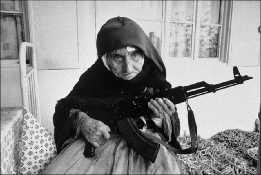 Chiến binh 106 tuổi. Mọi người phải chiến đấu cho cuộc sống của mình, vì vậy không có gì lạ khi bà cụ người Armenia 106 tuổi này đang cầm một khẩu súng trường. Đây chắc chắn không phải là những gì bà hy vọng sẽ làm khi ở tuổi này.