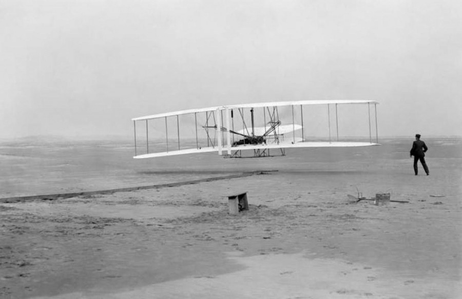 Giấc mơ bay được anh em nhà Wright, Orville và Wilbur thực hiện vào năm 1903 cùng chiếc máy bay bằng gỗ ở Bắc Carolina.
