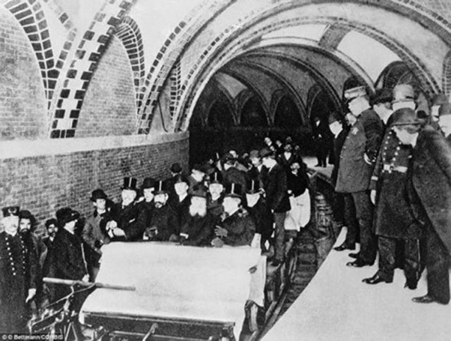 Chuyến tàu điện ngầm đầu tiên. Không lâu sau chuyến bay đầu tiên vào năm 1903, Mỹ đã có tàu điện ngầm đầu tiên ở New York vào năm 1904. George McClellan, thị trưởng New York, đã khai trương chuyến tàu điện này. Đoàn tàu đã chở những hành khách đầu tiên trên một quãng đường con đường dài gần 15km qua 28 nhà ga.
