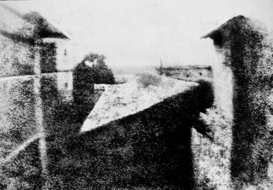 Bức ảnh đầu tiên. Bạn có thể không nghĩ rằng hình ảnh mờ ảo này là một bức ảnh, nhưng nó được coi là bức ảnh lâu đời nhất còn tồn tại. Bức ảnh do nhà tiên phong nhiếp ảnh người Pháp nổi tiếng Joseph Nicéphore Niépce thực hiện vào năm 1826.