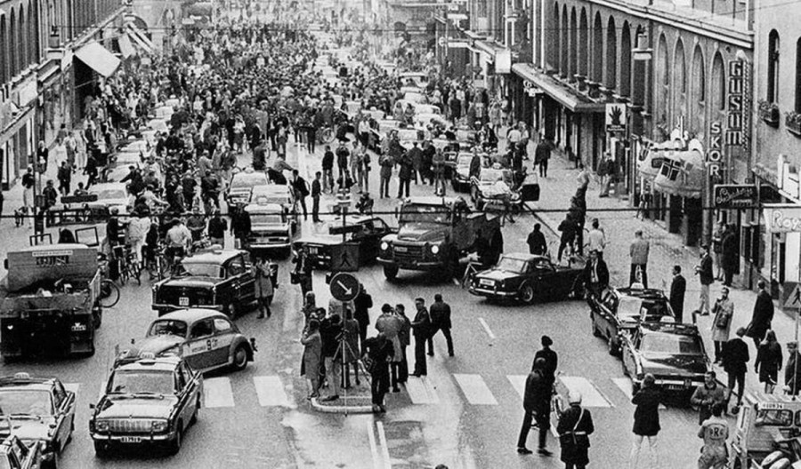 Trái hay phải? Ngày 3/9/1967, Thụy Điển đã thay đổi từ lái xe bên trái đường sang bên phải. Bức ảnh này cho thấy mọi việc đã không diễn ra suôn sẻ. Rất khó để mọi người có thể thay đổi thói quen trong một sớm một chiều.