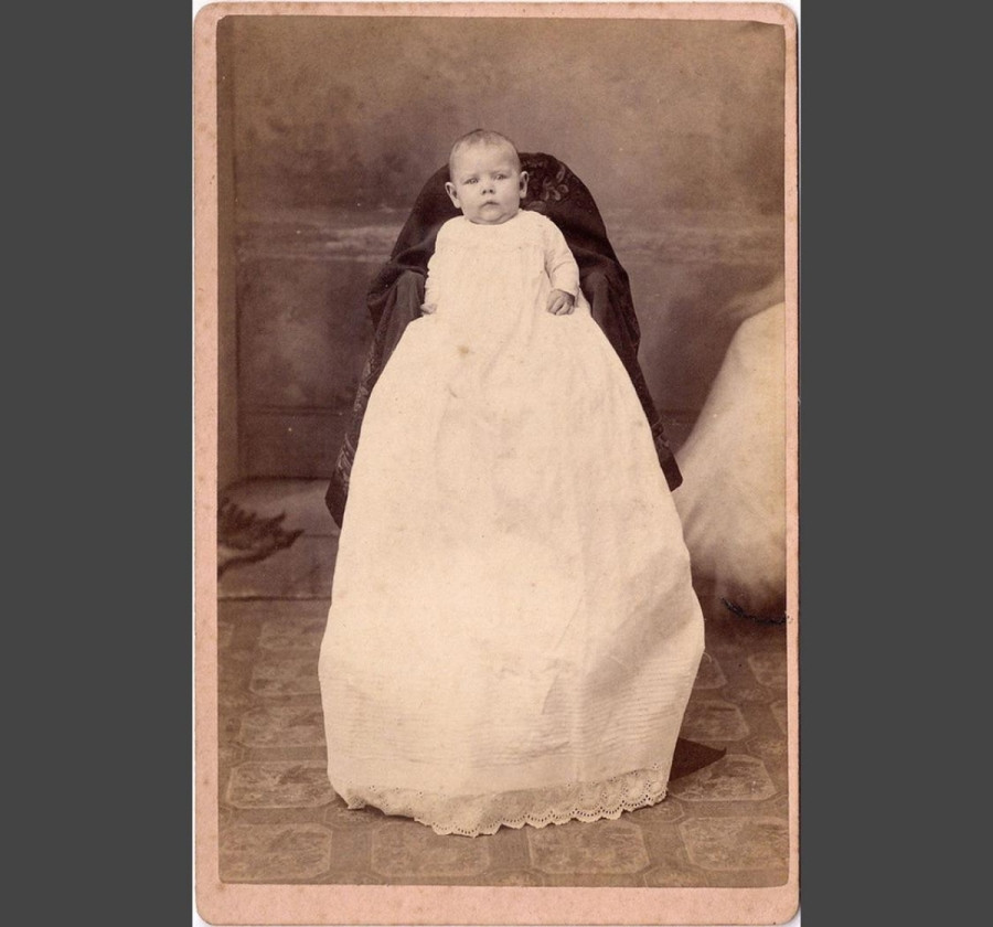 Chụp ảnh cho em bé. Vào thế kỷ 19, nhiếp ảnh trở nên phổ biến và nhiều người muốn chụp ảnh, đặc biệt là chụp ảnh cho các em bé sơ sinh. Nhưng trẻ sơ sinh không thích ở yên một chỗ, vì vậy các nhiếp ảnh gia đã nghĩ ra một giải pháp thông minh. Những gì bạn nhìn thấy trong bức ảnh là một em bé mặc một chiếc váy dài khá dài, nhưng những gì bạn không nhìn thấy là mẹ của em bé đang nấp bên dưới và giữ em bé ngồi yên.