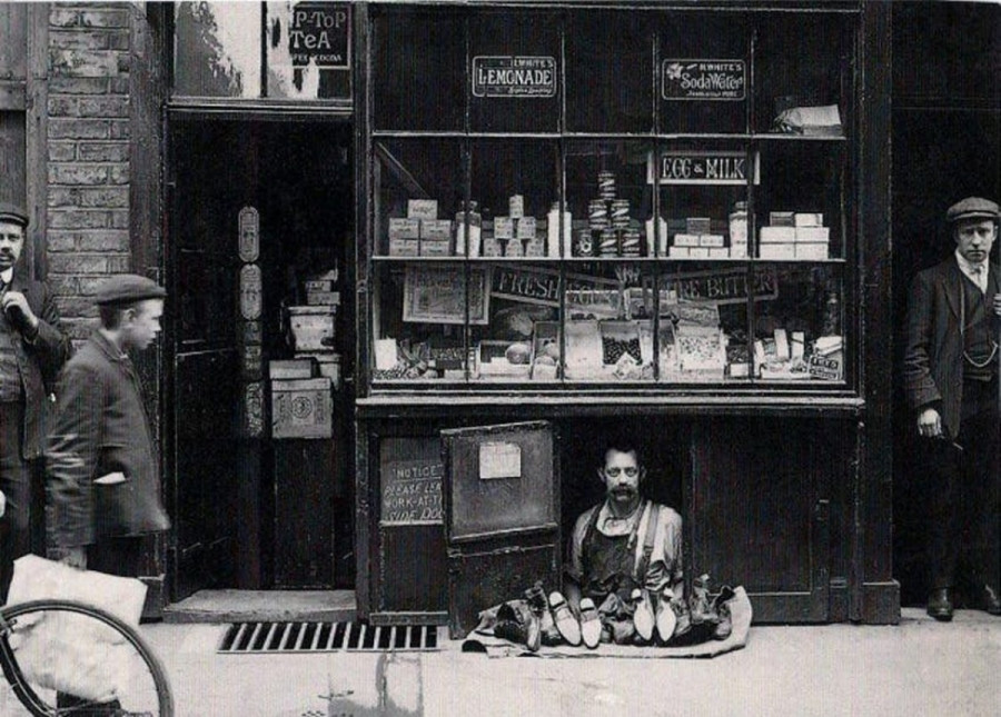 Cửa hàng trong cửa hàng. Bức ảnh này được chụp ở London vào năm 1900 và cho thấy đây có lẽ là cửa hàng nhỏ nhất trên thế giới. Người đàn ông này mở một cửa hàng bán giày dép ở ô cửa sổ một cửa hàng nước giải khát. Bạn có thể cần một ly nước chanh hay  soda sau khi thử một số đôi giày.