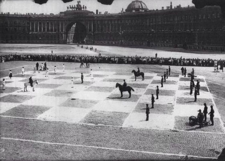 Cờ người. Trong ảnh là một ván cờ vua ở Quảng trường Cung điện St.Petersburg giữa những năm 1920, với Hồng quân đại diện cho quân đen và Hải quân Liên Xô đại diện cho quân trắng. Người chơi thực hiện các nước đi qua điện thoại.