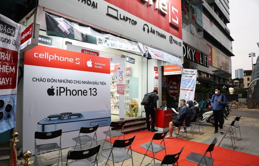 Khách hàng chờ mua iPhone 13 tại hệ thống điện thoại CellphoneS 306 phố Cầu Giấy, Hà Nội.